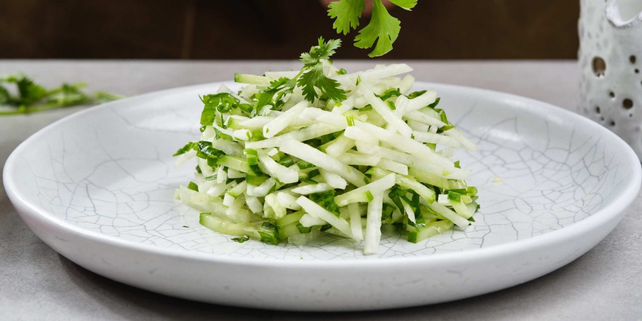 Салат из зелёной редьки с огурцом