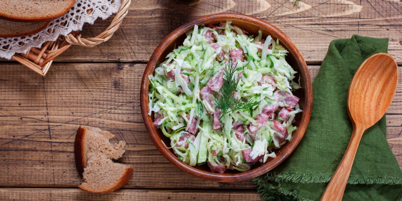 Салат с колбасой, капустой и маринованным луком