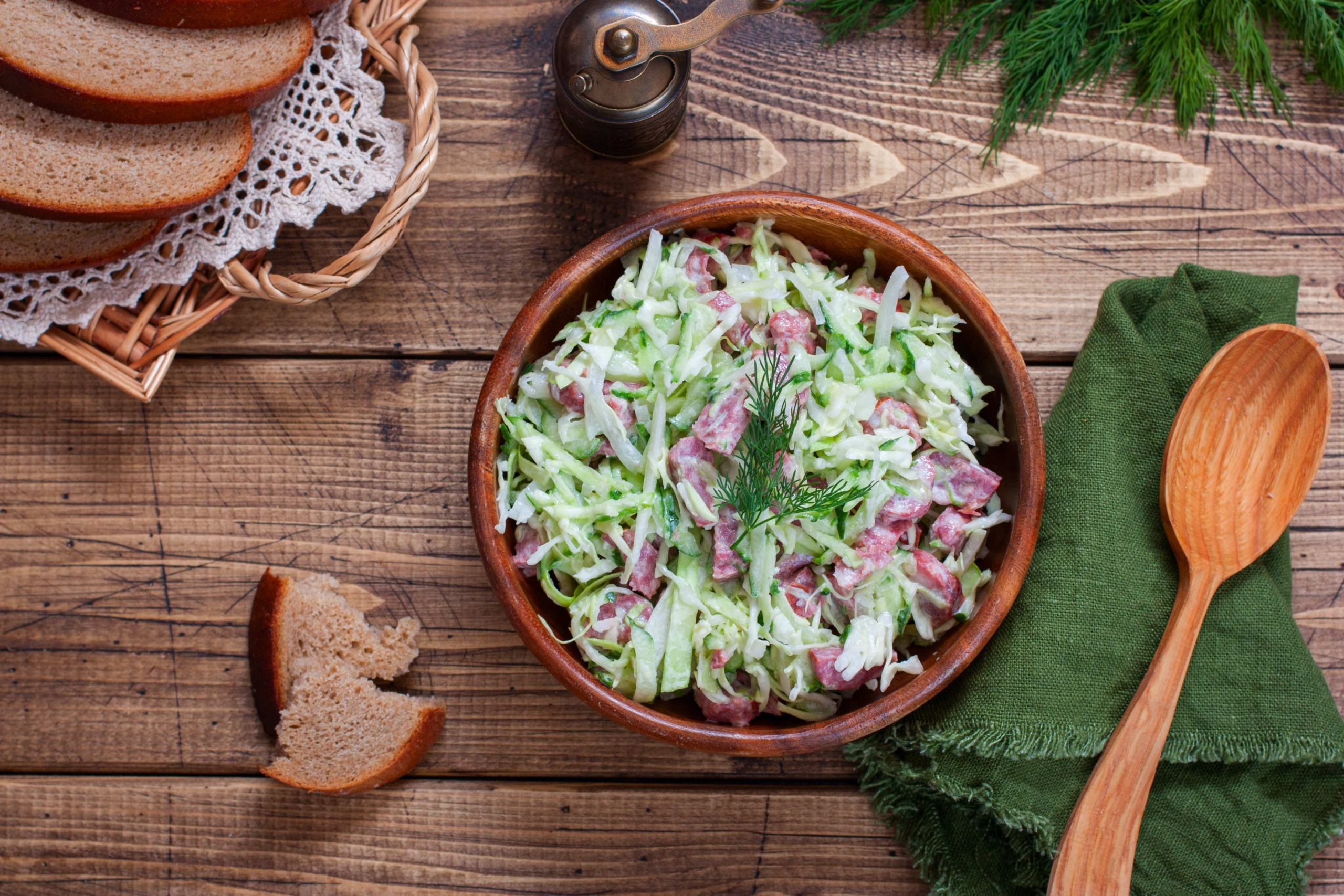 Салат с колбасой, капустой и маринованным луком