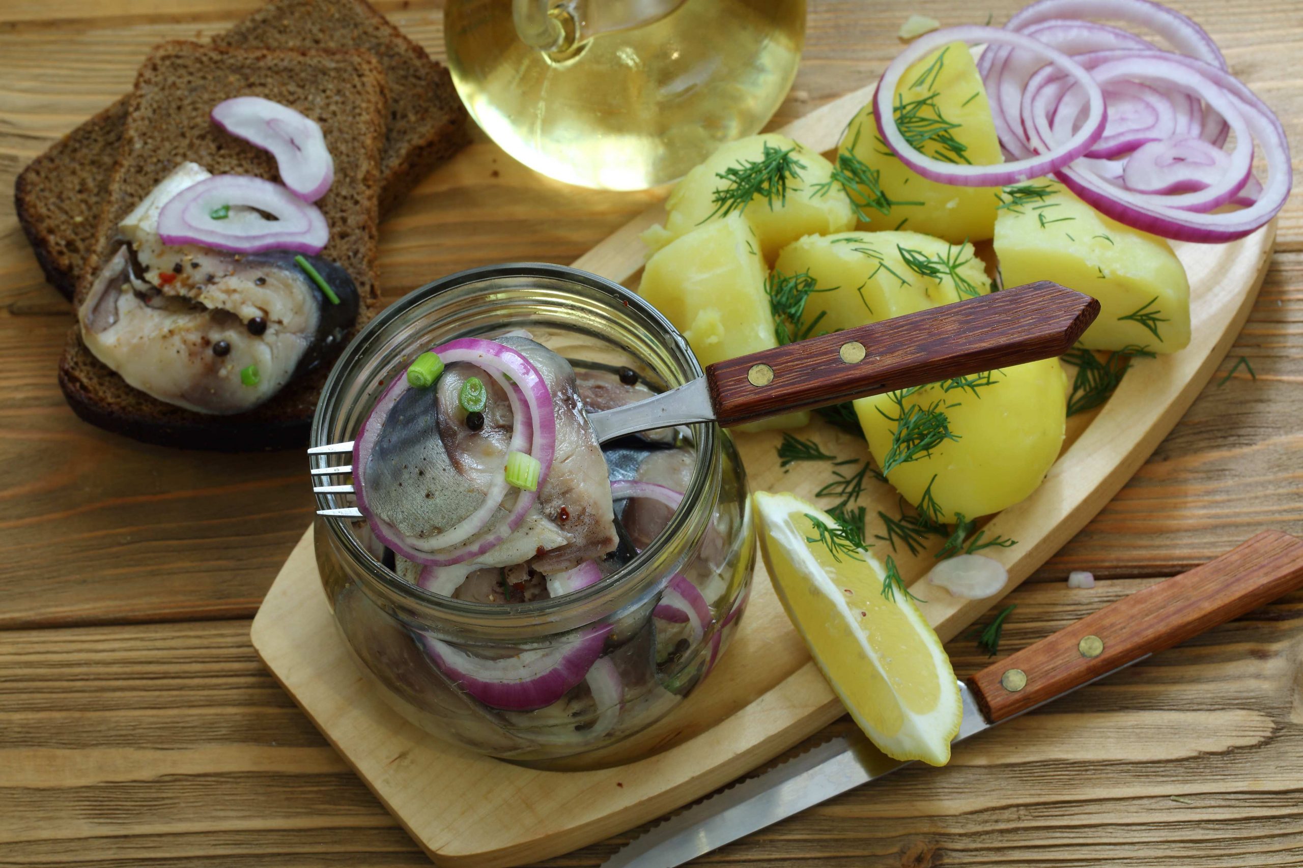 Маринованная скумбрия с луком в домашних условиях: рецепт - Лайфхакер