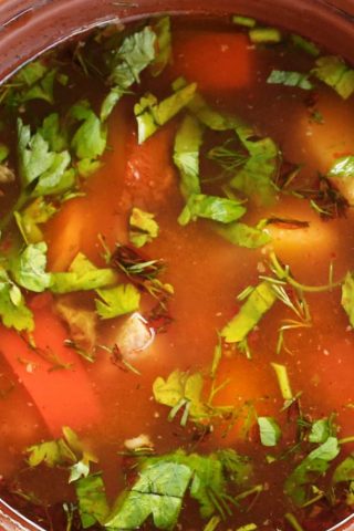 Простой овощной суп в горшочках