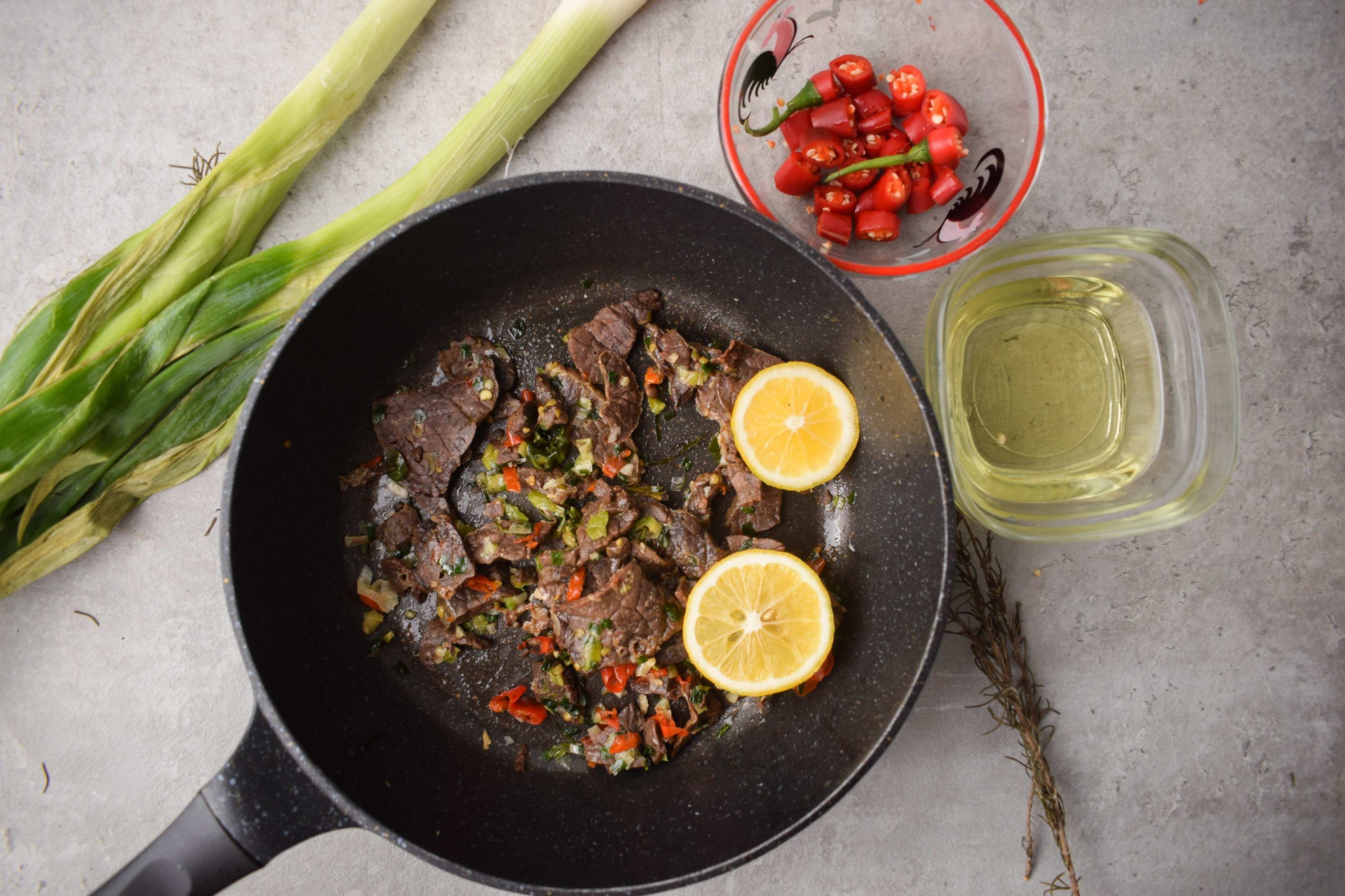 Жареное лёгкое с зелёным луком и перцем