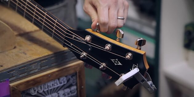 Как поменять струны на акустической гитаре: настройте гитару