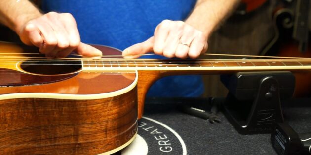 Как поменять струны на акустической гитаре: растяните струны