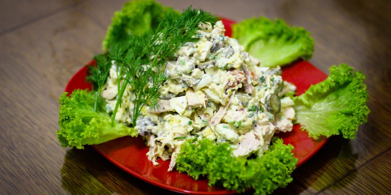 Салат с курицей и маринованными огурцами — рецепт с фото пошагово