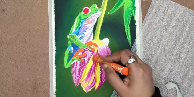 Как нарисовать реалистичную лягушку масляной пастелью: Проработайте края лепестков оранжевым