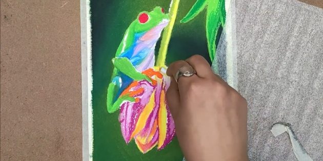 Как нарисовать реалистичную лягушку масляной пастелью: Растушуйте цвета и сгладьте переходы между ними