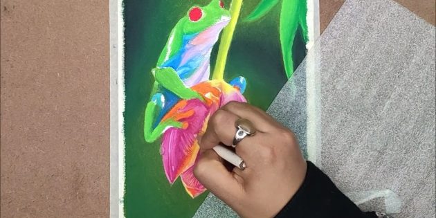 Как нарисовать реалистичную лягушку масляной пастелью: Проработайте мелкие детали на цветке и тени под пальцами лягушки