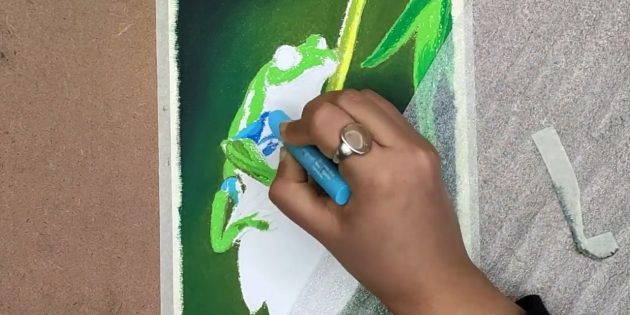 Как нарисовать реалистичную лягушку масляной пастелью: Синим оттенком обозначьте рисунок на брюшке и боках лягушки