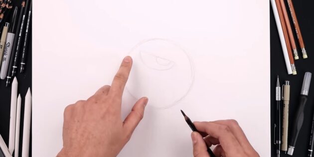 Как нарисовать голову дракона: нарисуйте круг со зрачком внутри