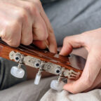 Как поменять струны на акустической гитаре