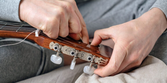 Как поменять струны на акустической гитаре