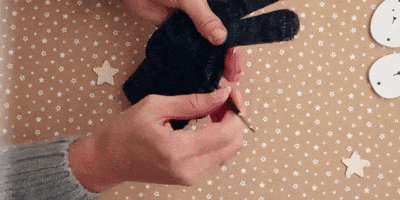 Как сделать кролика своими руками: заправьте внутрь перчатки все пальцы, кроме среднего и безымянного