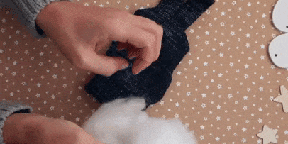 Как сделать кролика своими руками: наполните перчатку синтепоном. Закрепите нижнюю часть перчатки резинкой или сшейте, затем подверните её