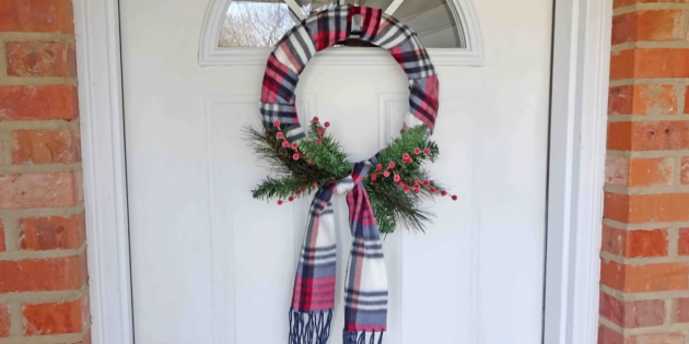 Украшение дома к Новому году: венок из шарфа