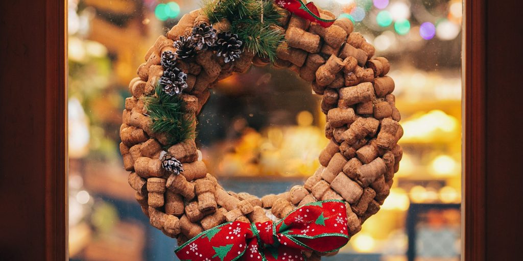 Как украсить квартиру к новому году: венок из пробок