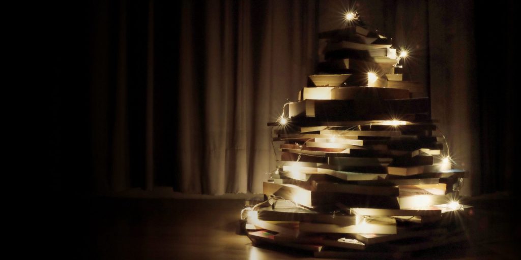 Как украсить квартиру к Новому году: ёлка из книг