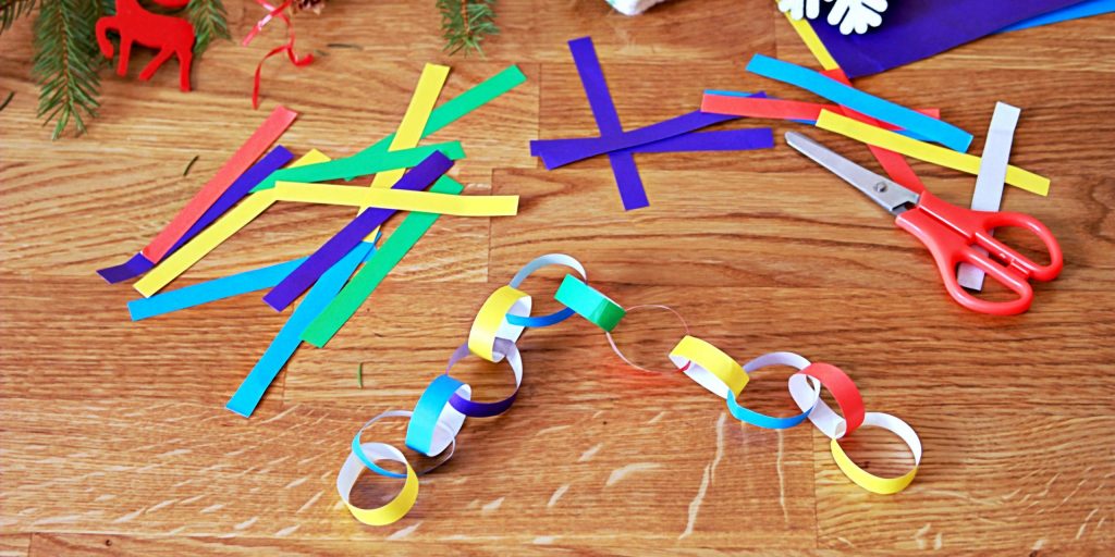 Как украсить квартиру на Новый год: гирлянда из цветной бумаги