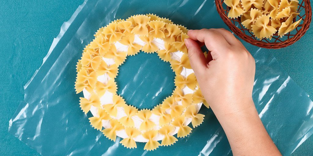 Как украсить дом к Новому году: венок из макарон