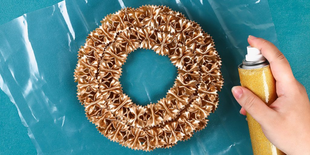 Как украсить дом к Новому году: равномерно покройте заготовку из макарон аэрозольной краской