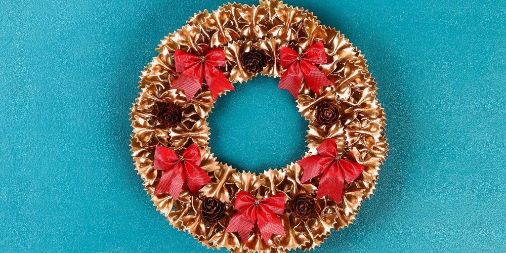 Венок из макарон