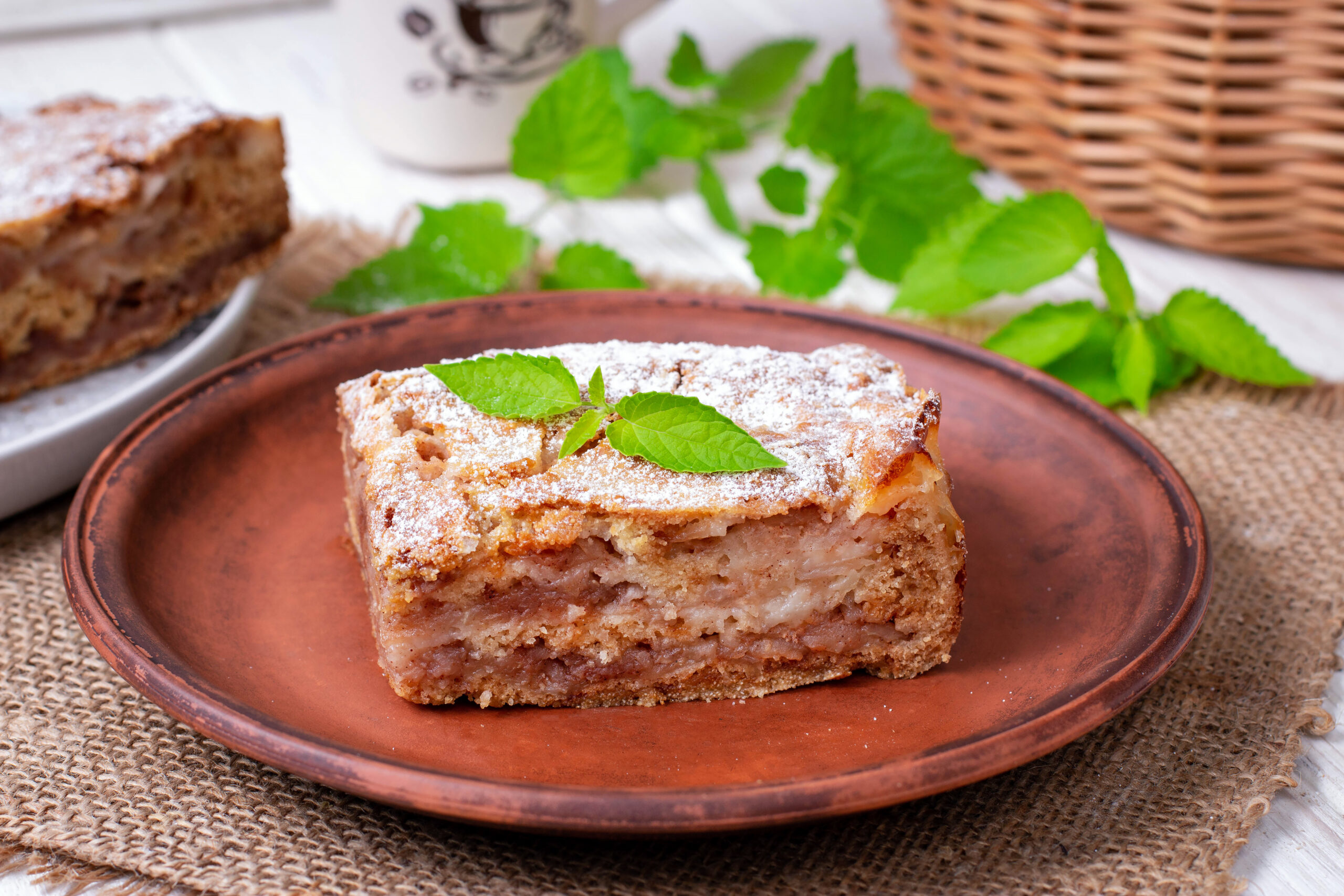 Насыпной пирог с яблоками и молоком в духовке: рецепт — Лайфхакер