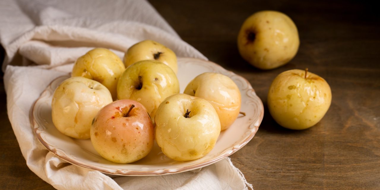 Как приготовить моченые яблоки в банках на зиму: полезные советы и рецепты