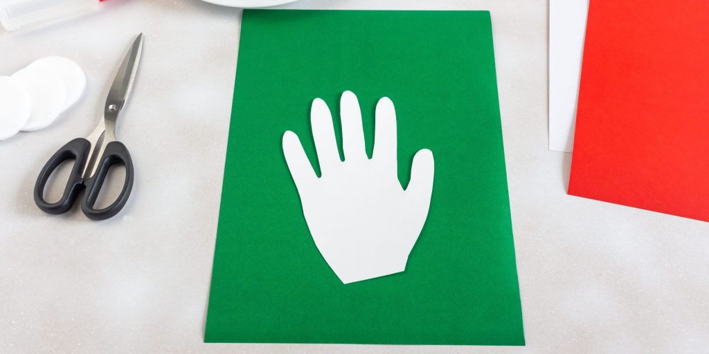 Выложите шаблон на лист картона, обведите его и вырежьте отпечаток