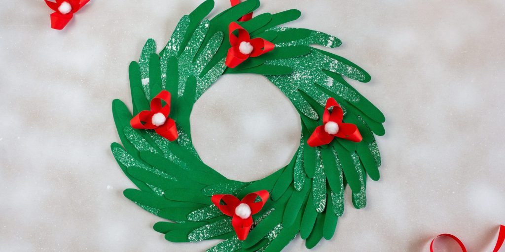 Как украсить дом к новому году: венок из отпечатков рук