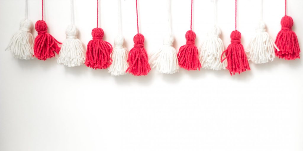 Как украсить дом к Новому году: гирлянда из ниток