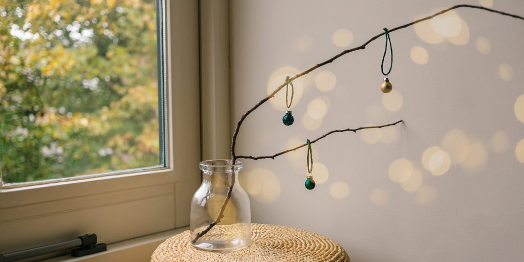 Украшение квартиры на Новый год: ветка с шариками