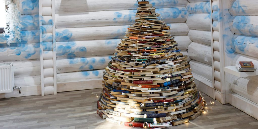 Как украсить дом к Новому году: ёлка из книг