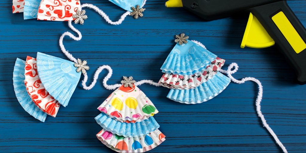 Гирлянда из формочек для кексов