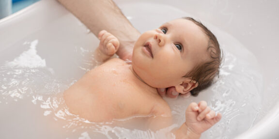 Как купать новорождённого
