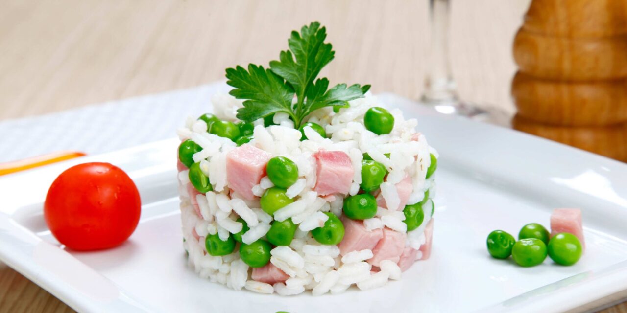 Салат с рисом, ветчиной и зелёным горошком