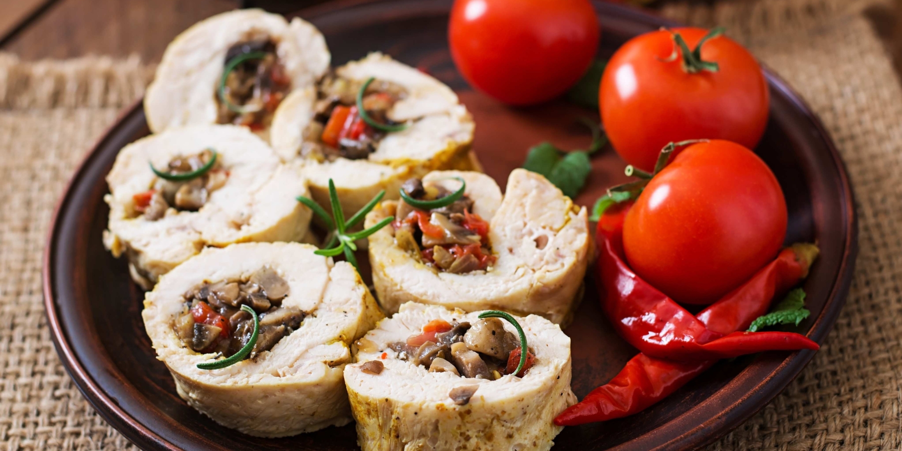 Итальянские куриные рулеты и соус 