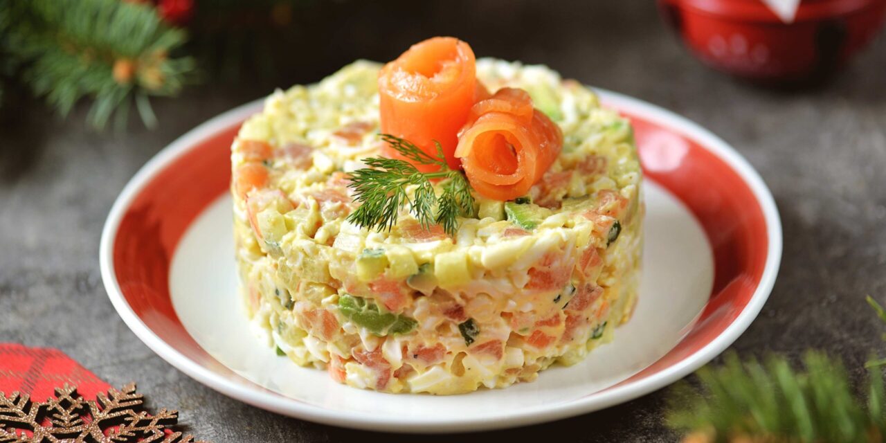 Салат с красной рыбой, яйцами и авокадо