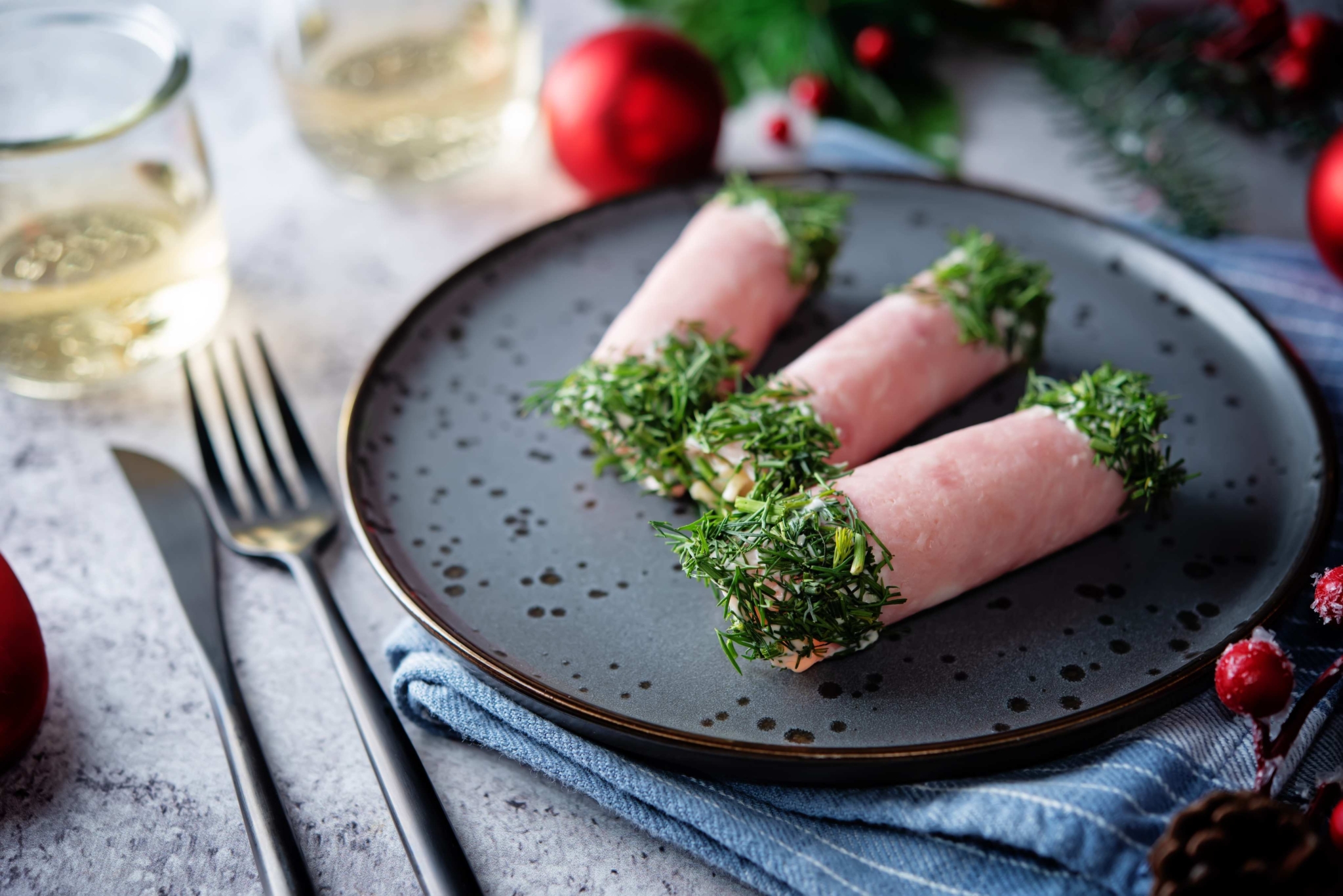 Рулетики из ветчины со сливочным сыром и яйцами