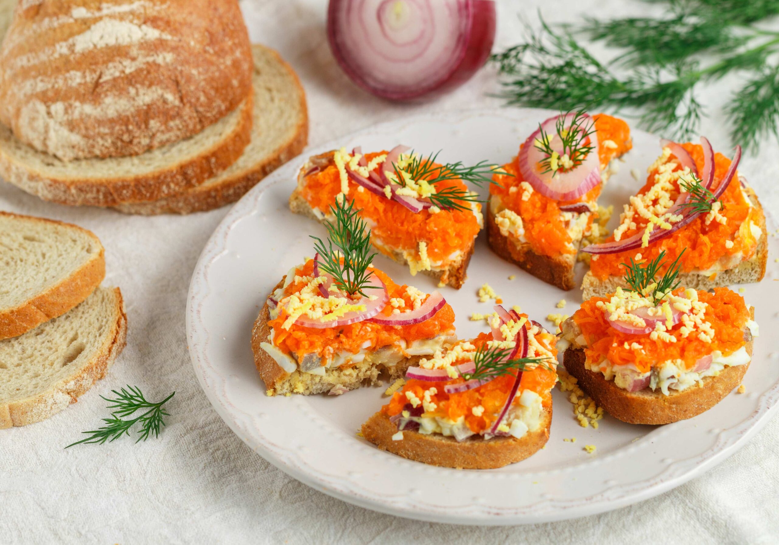 Бутерброды с селёдкой, яйцами и морковью: рецепт — Лайфхакер