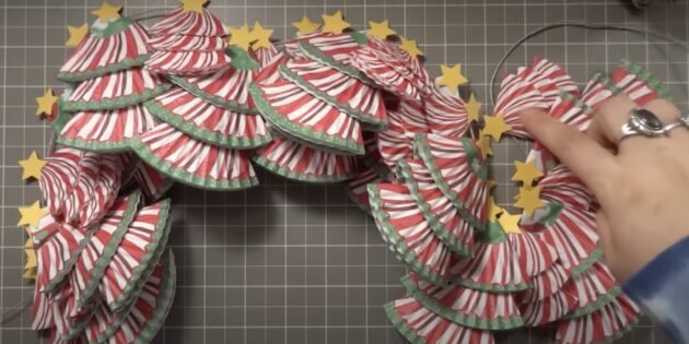 Как сделать новогоднюю гирлянду из бумажных тарталеток своими руками