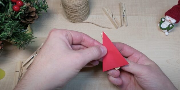 Как сделать новогоднюю гирлянду из бумаги и прищепок своими руками