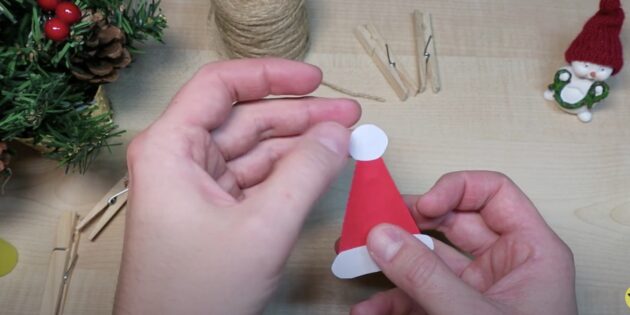 Как сделать новогоднюю гирлянду из бумаги и прищепок своими руками