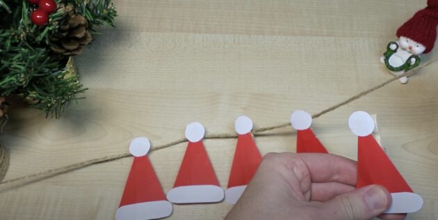Как сделать новогоднюю гирлянду своими руками из бумаги