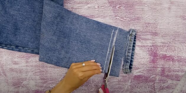 Как подшить джинсы: сделайте линию мелком и по ней отрежьте лишнее