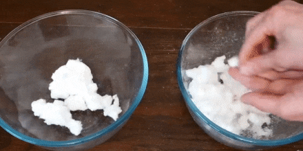 Как сделать искусственный снег: отделите полимер от ваты и пересыпьте его в отдельный стакан или миску