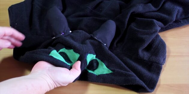 Новогодний костюм Беззубика своими руками: пришейте рожки к капюшону