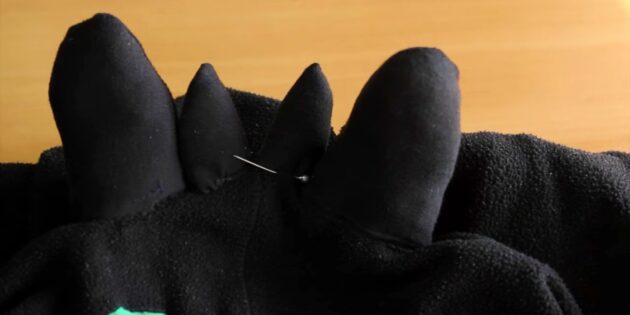 Новогодний костюм Беззубика своими руками: сделайте еще пару рожек и пришейте их