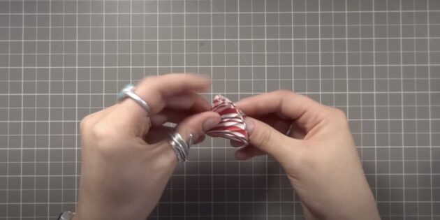 Как сделать новогоднюю гирлянду из бумажных тарталеток своими руками