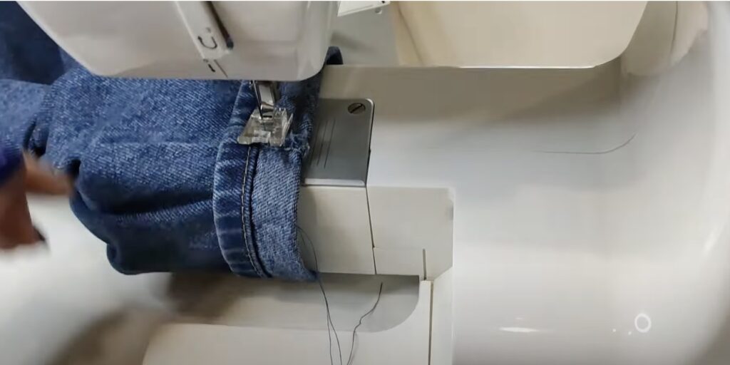 Как подшить джинсы и сэкономить на походах в ателье - Лайфхакер