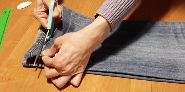 Как подшить джинсы: отрежьте ненужный низ штанин